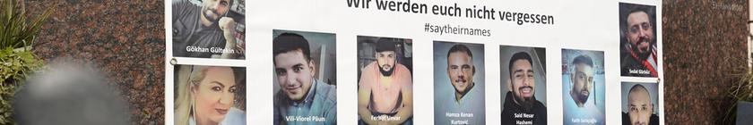 Eine Gedenktafel mit den Bildern und Namen der neuen Opfer des Anschlags von Hanau.